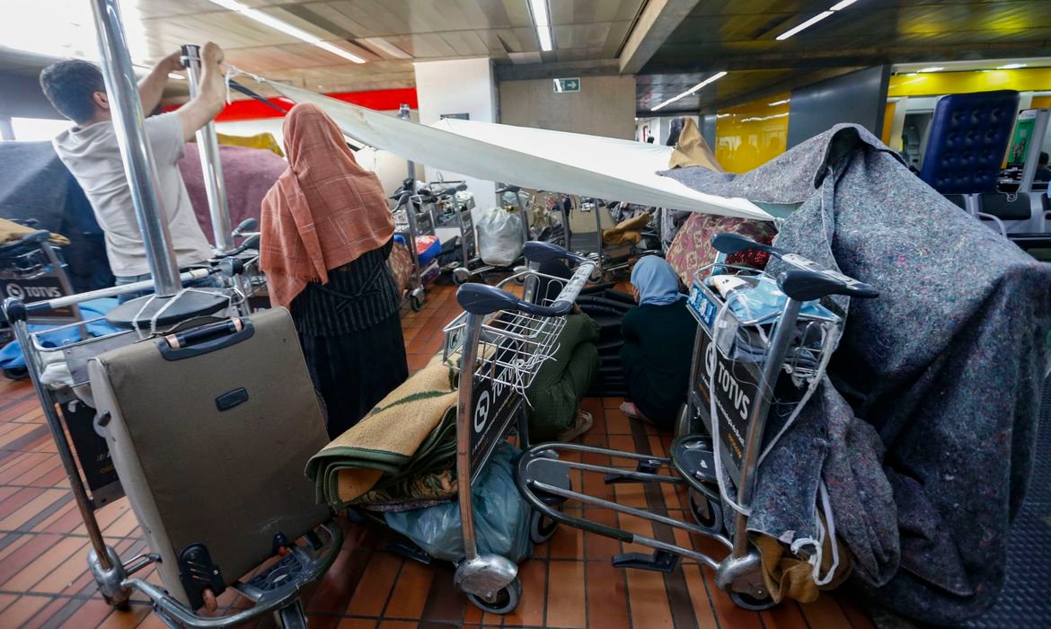 São Paulo (SP), 20/06/2023 - Dia do Refugiado: Afegãos acampados no Aeroporto de Guarulhos. Foto: Paulo Pinto/Agência Brasil Afegãos continuam no Aeroporto de Guarulhos