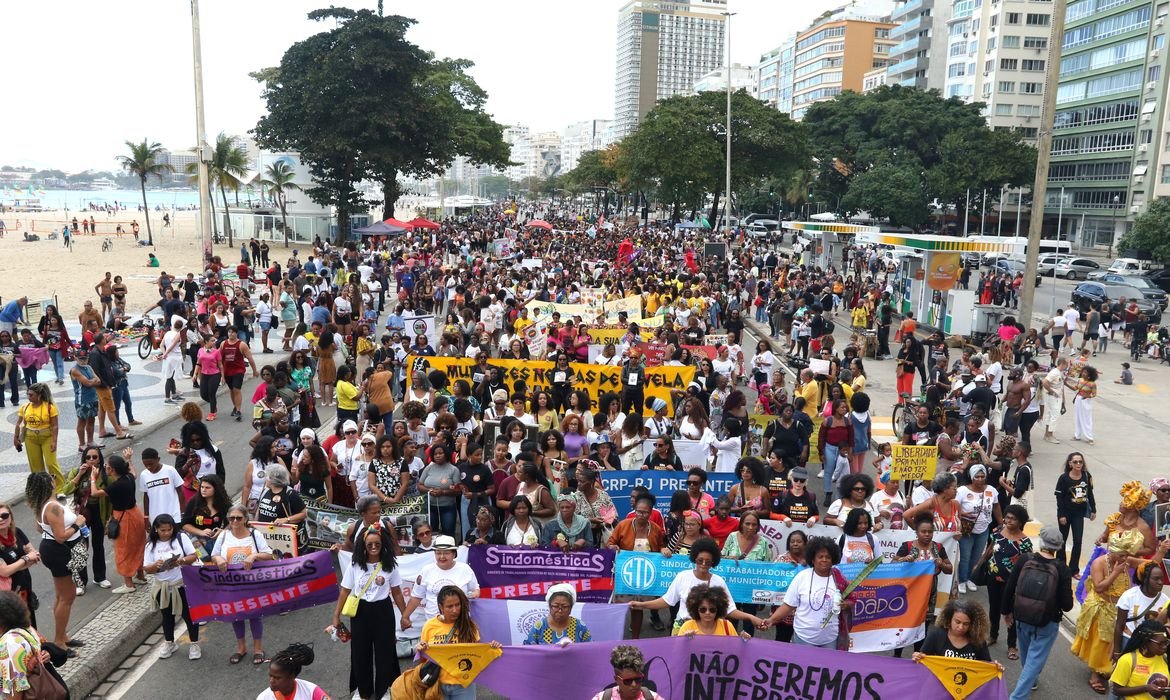 Rio de Janeiro (RJ), 30/07/2023 - IX Marcha das Mulheres Negras do Rio de Janeiro, na praia de Copacabana, zona sul da cidade. Foto:Tânia Rêgo/Agência Brasil