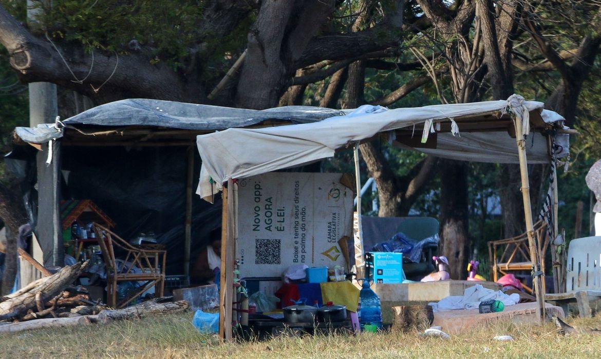 Pessoas em situação de rua acampadas pelo Plano Piloto de Brasília